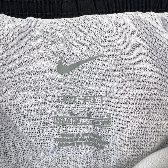 Nike Girls Tempo Dri-FIT Running Shorts Black/Hyper Pink Size 6 - Picture 4 of 4